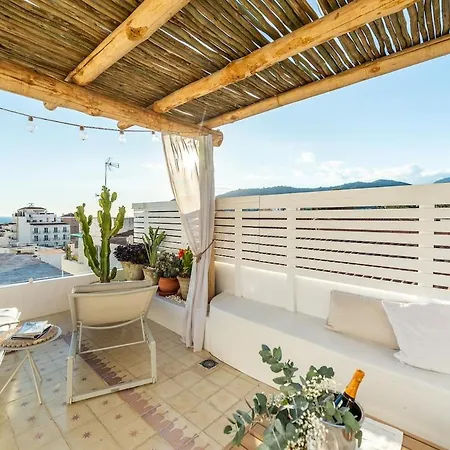 La Perla Del Pueblo - 4-Bed Retreat - Pool & Sea Views Holiday home